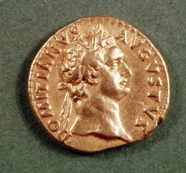 Áureus (anverso) de Domiciano (81-96 dC) usando uma coroa de louros. Inscrição: DOMITIANVS AVGVSTVS (ouro)